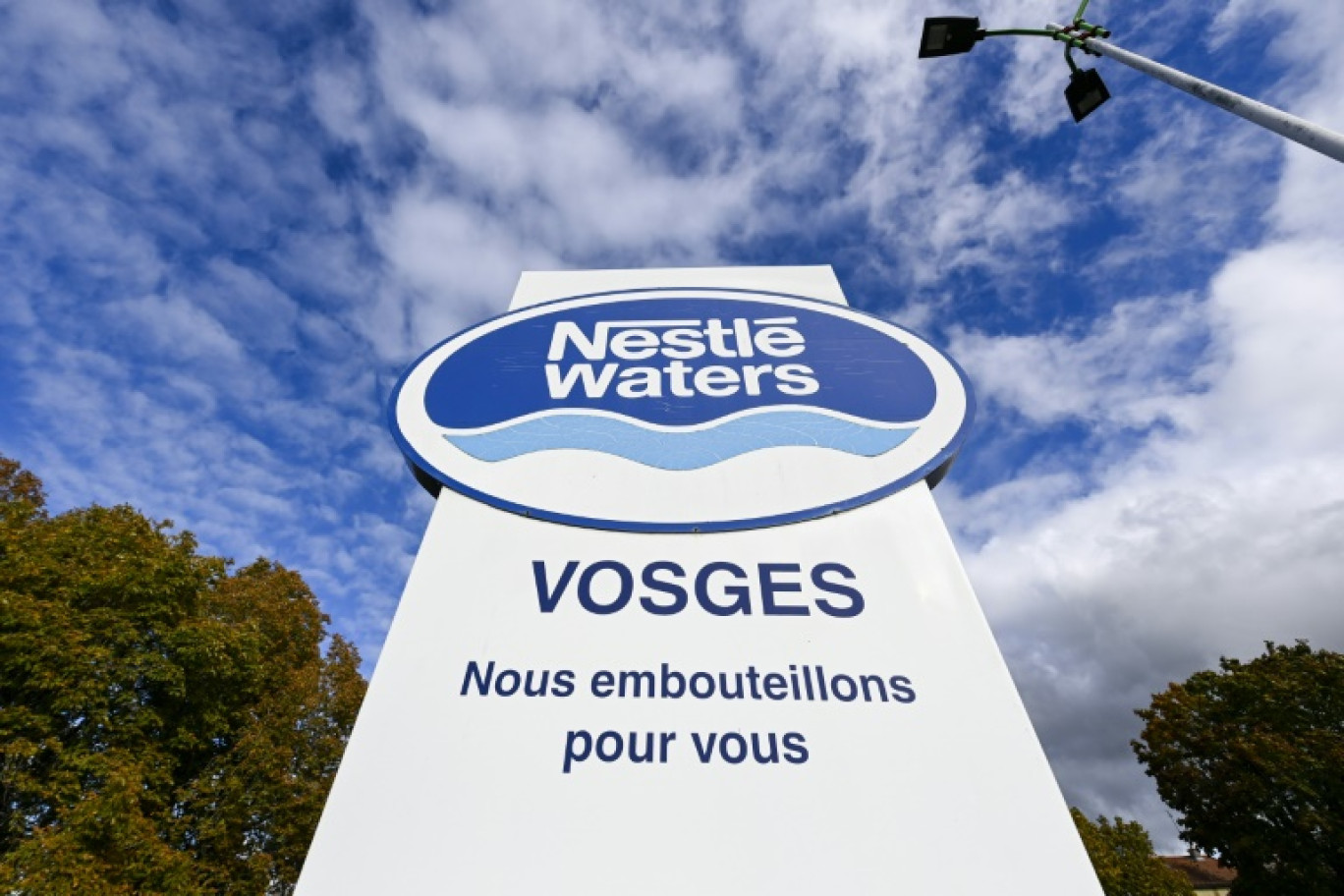 Le logo de Nestlé Waters sur son site d'embouteillage de Vittel, dans les Vosges, le 24 octobre 2023 © JEAN-CHRISTOPHE VERHAEGEN