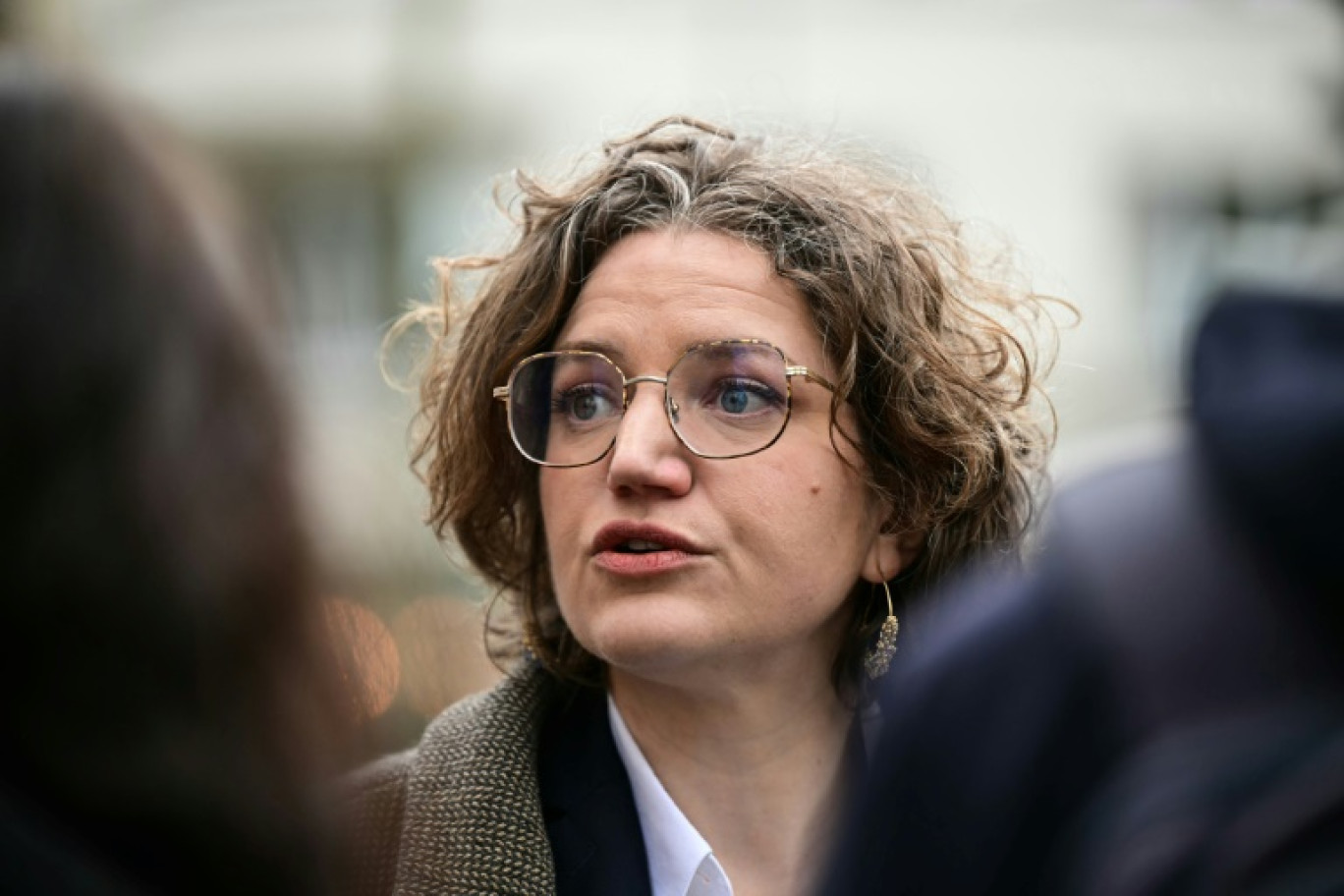 Marie Toussaint parle de l'eau en bouteille de Nestlé, devant le ministère de la Santé à Paris le 5 avril 2024 © Miguel MEDINA