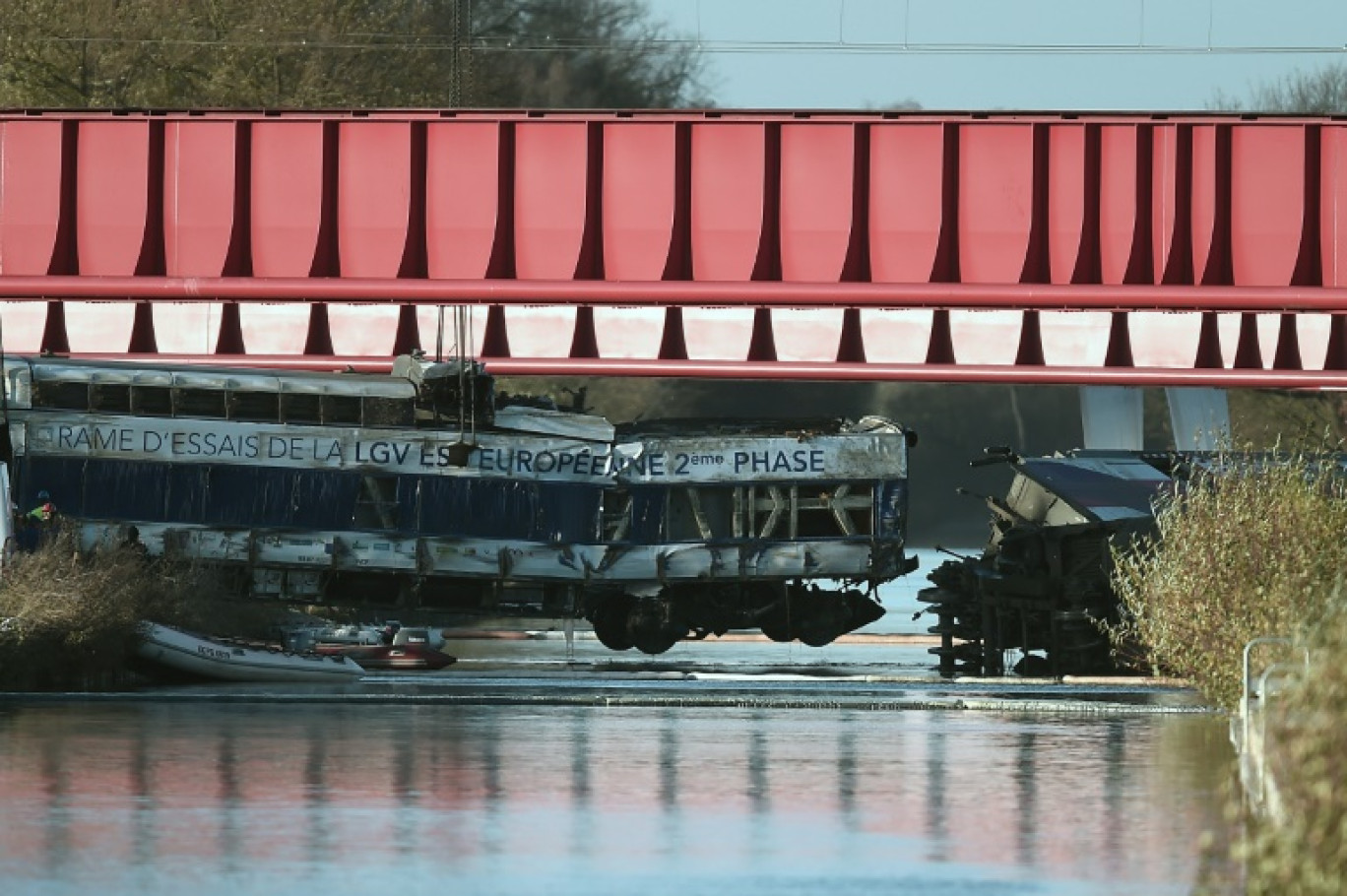 Accident d'une rame d'essais de TGV tombée dans un canal à Eckwersheim, au lendemain de son déraillement, près de Strasbourg, le 15 novembre 2015 dans le Bas-Rhin © Frederick FLORIN