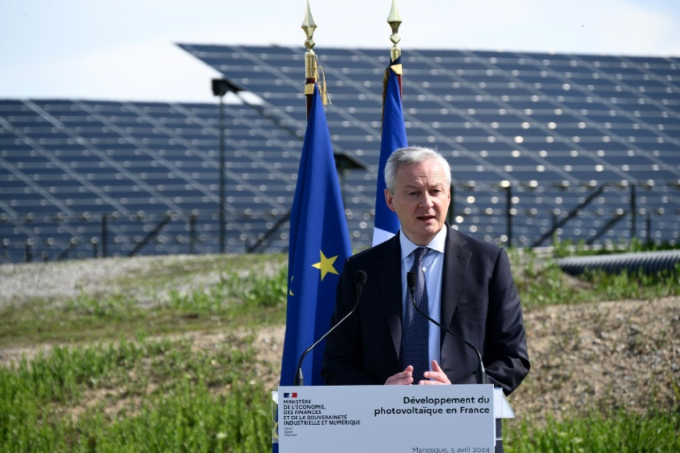 Le ministre de l'Economie Bruno Le Maire en visite au parc photovoltaïque La Fito, à Manosque, le 5 avril 2024 dans les Alpes-de-Haute-Provence © CHRISTOPHE SIMON