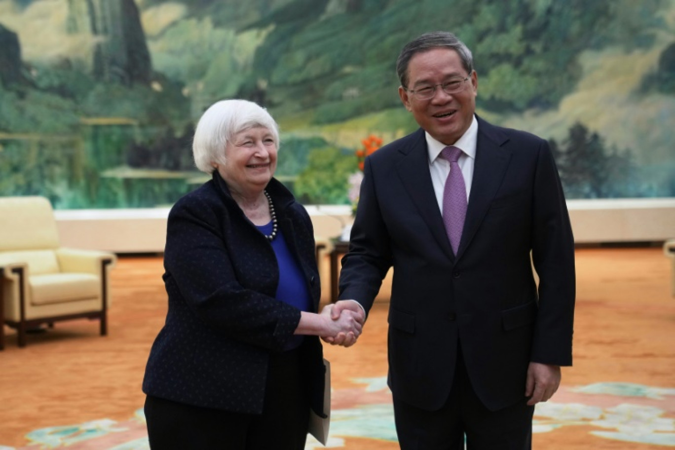 La secrétaire américaine au Trésor Janet Yellen et le Premier ministre chinois Li Qiang, à Pékin, le 7 avril 2024 © Tatan Syuflana