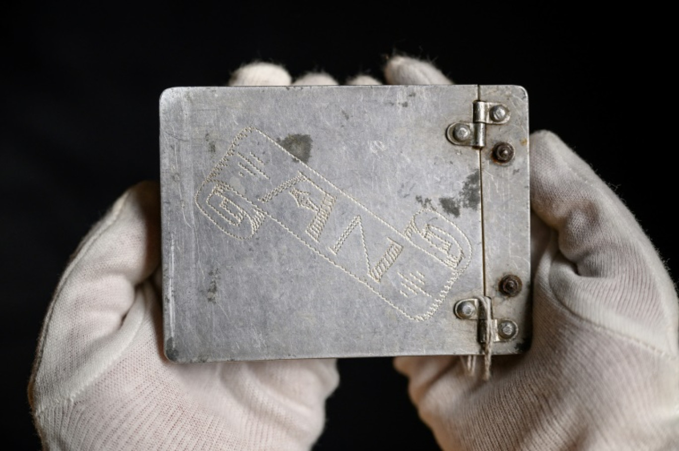 Le carnet d'un déporté français, retrouvé caché dans le tiroir d'une machine à coudre, présenté le 5 avril 2024 à Cahors, dans le Lot © Ed JONES