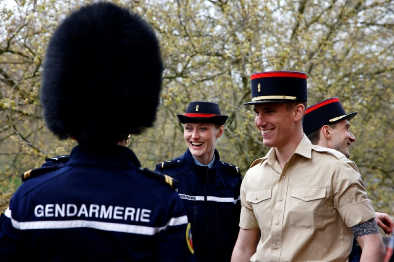 Des membres de la "Number 7 Company Coldstream Guards" et des membres de la Gendarmerie de la Garde républicaine défilent dans la rue pour entrer dans la cour de l'Elysée, à Paris, le 8 avril 2024 © Thibault Camus