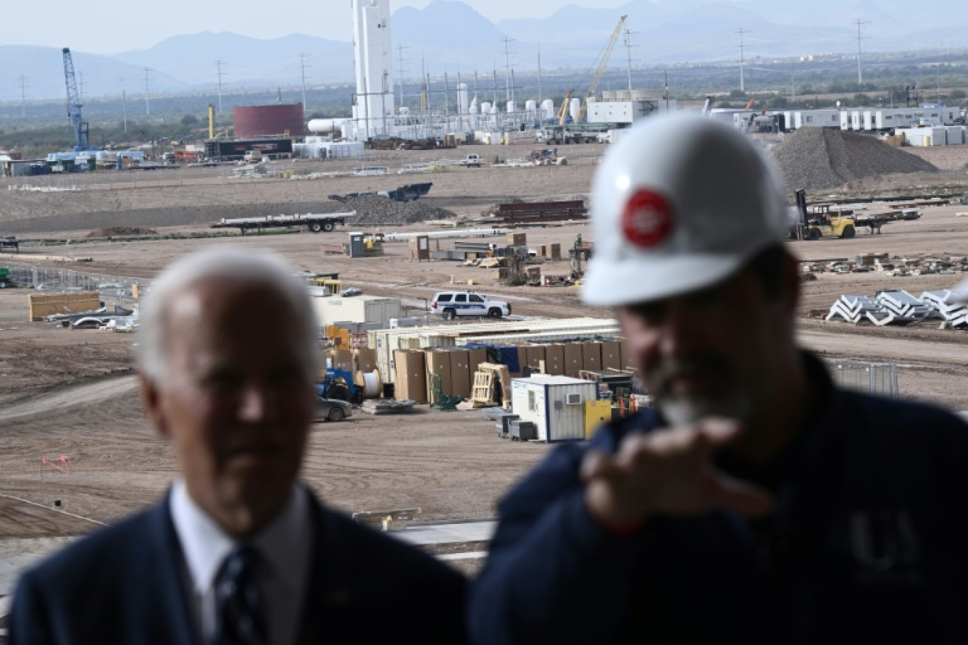 Le président américain Joe Biden (g) visite l'usine de fabrication de semi-conducteurs TSMC à Phoenix, en Arizona, le 6 décembre 2022 © Brendan SMIALOWSKI