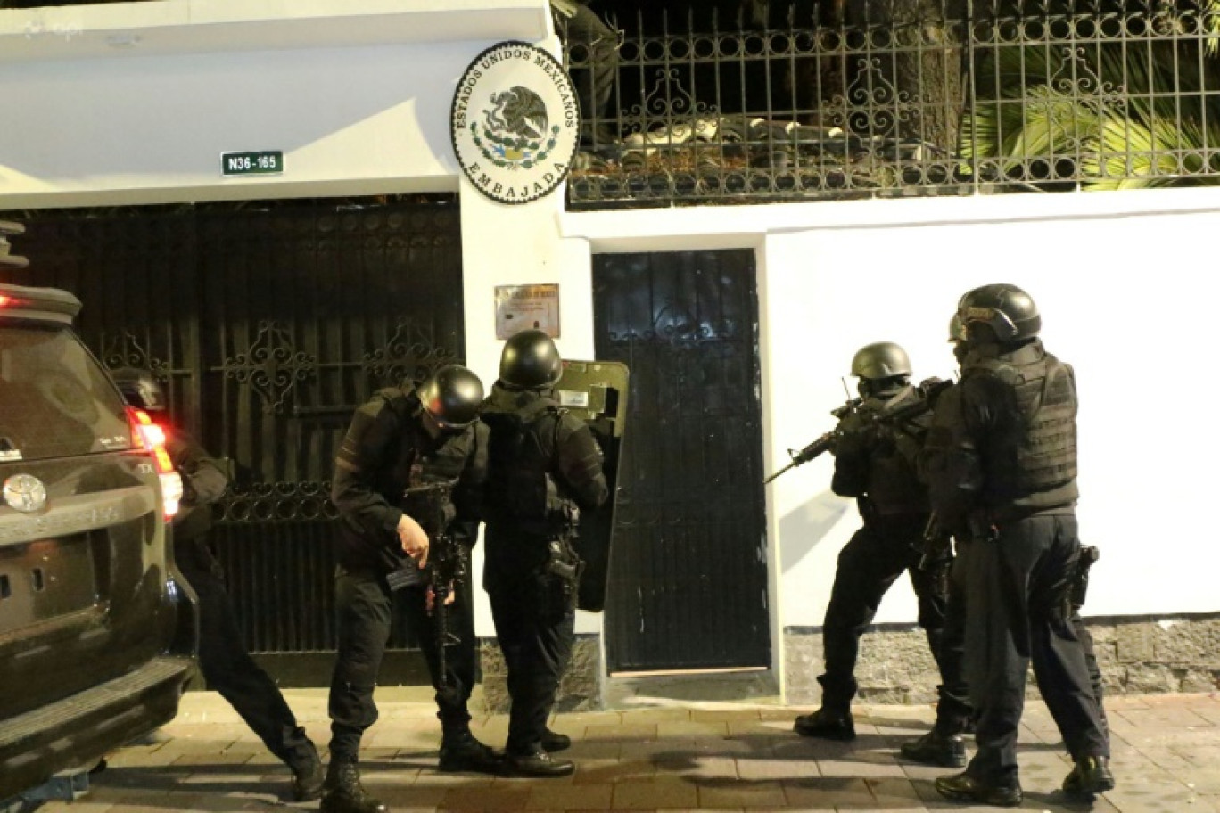 Des policiers équatoriens lors du raid contre l'ambassade mexicaine à Quito, le 5 avril 2024 © ALBERTO SUAREZ