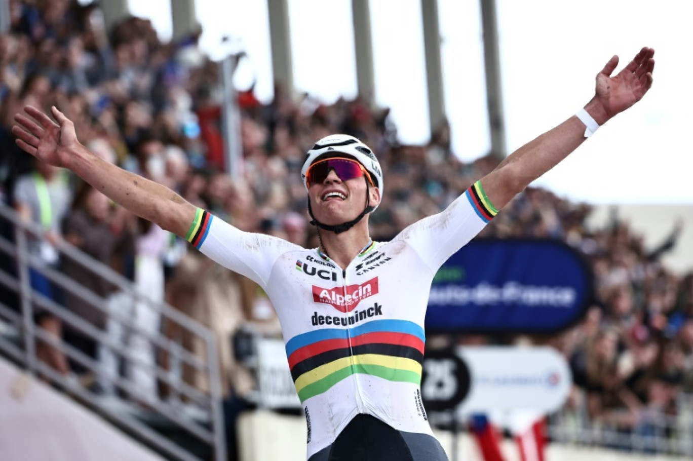 Le Néerlandais Mathieu van der Poel, vainqueur de Paris-Roubaix pour la deuxième année consécutive, le 7 avril 2024 © Anne-Christine POUJOULAT