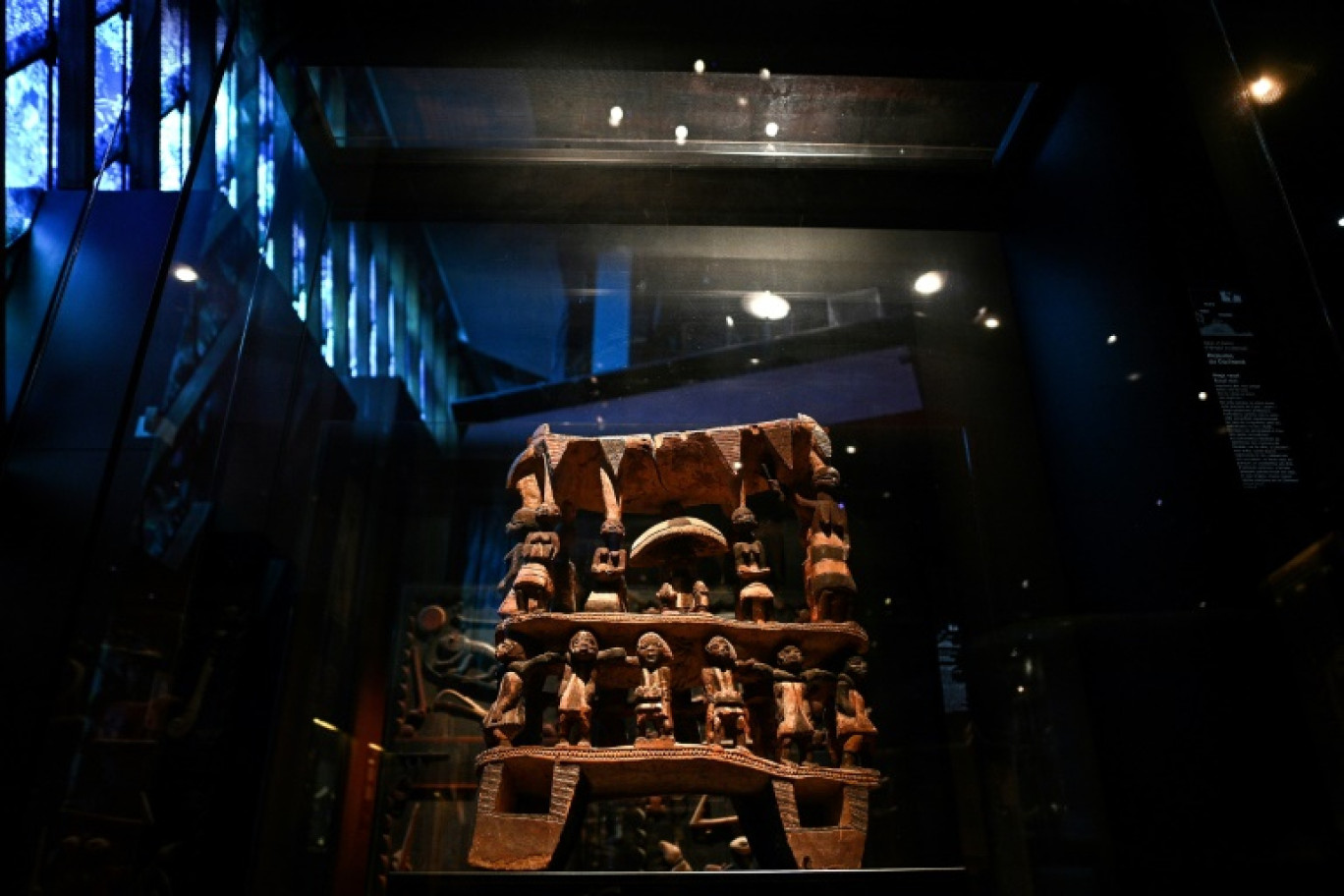 Un siège royal des "Trésors royaux du royaume d'Abomey" exposé au Musée du quai Branly, le 10 septembre 2021 à Paris, faisant partie des 26 œuvres d'art qui seront restaurées au Bénin dans l'année © Christophe ARCHAMBAULT