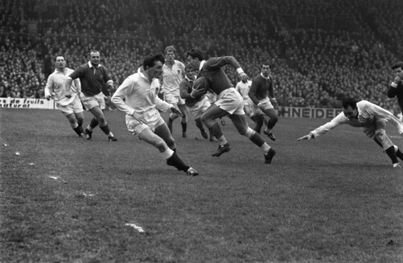 Le rugbyman André Boniface (balle en main) contre l'Angleterre lors du Tournoi des Cinq nations à Colombes, le 22 février 1964 © -