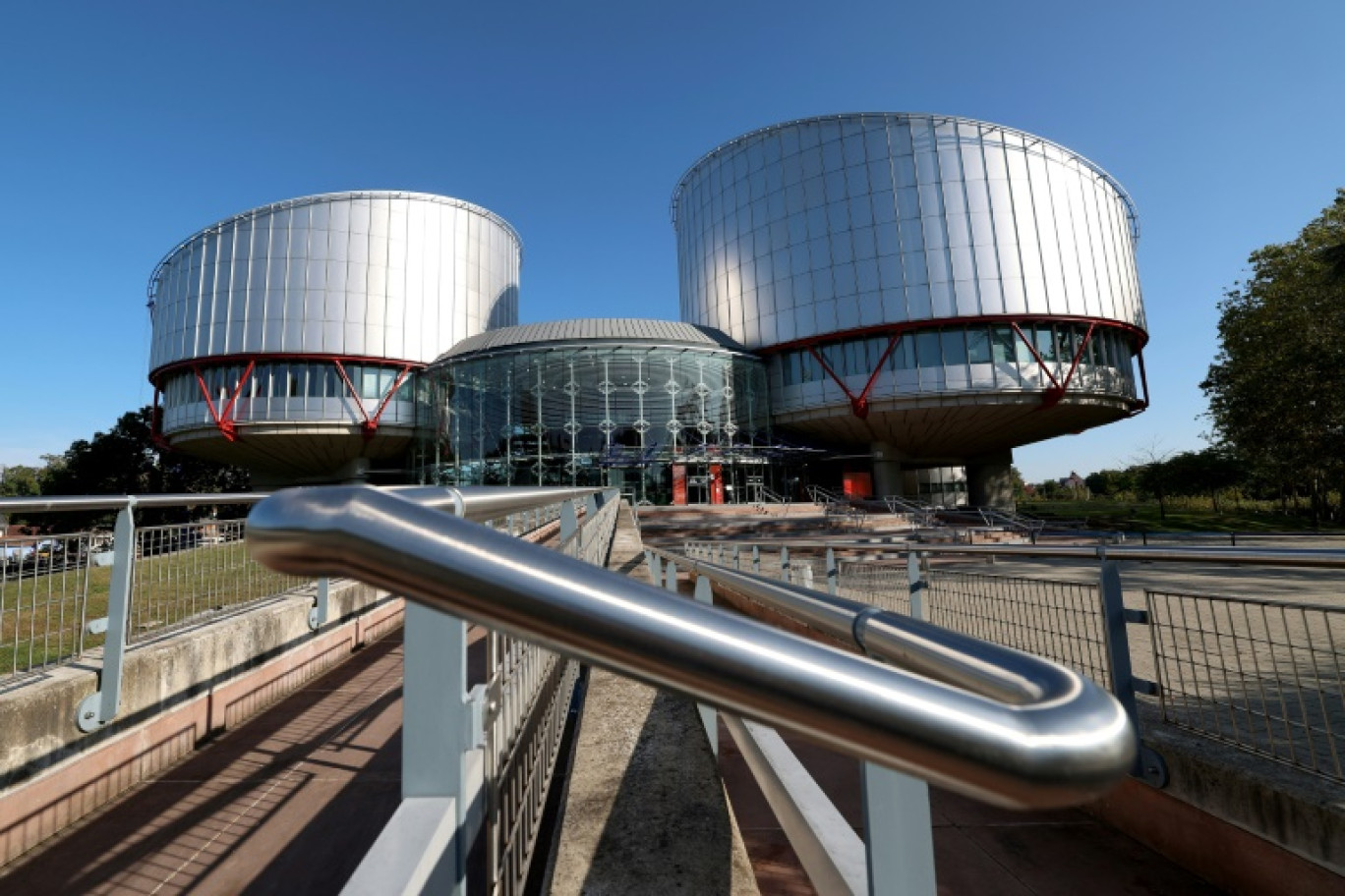 Des membres de l'association suisses des Aînées pour le climat et des jeunes plaignants portugais devant la CEDH avant des décisions très attendues sur le climat, le 9 avril 2024 à Strasbourg © Frederick FLORIN