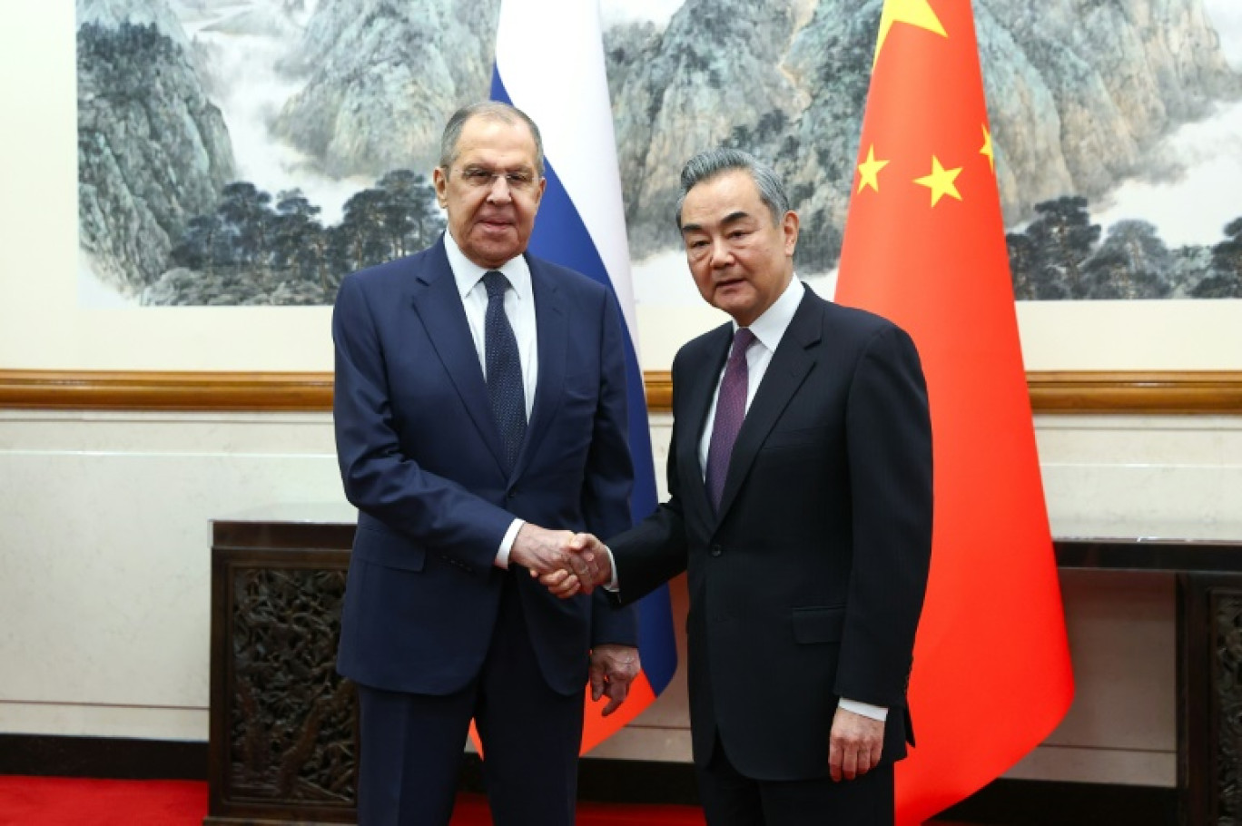 Le ministre russe des Affaires étrangères Sergueï Lavrov (g) et son homologue chinois Wang Yi, le 9 avril 2024 à Pékin © Handout