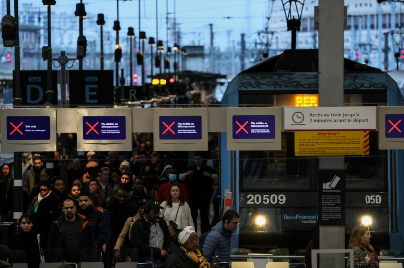 Des voyageurs gare de Lyon à Paris le 16 février 2024 lors d'une grève des contrôleurs de la SNCF © Ian LANGSDON