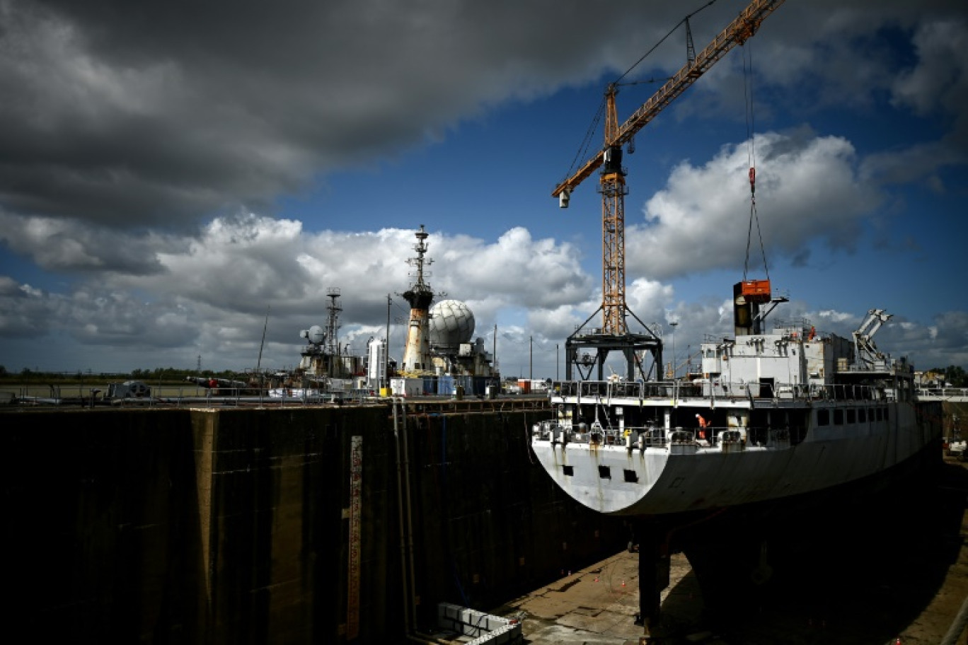 Des ouvriers participent au démantèlement de l'ancien pétrolier-ravitailleur "Meuse", dans une cale sèche du Grand Port Maritime de Bordeaux, le 9 avril 2024 à Bassens, en Gironde © Christophe ARCHAMBAULT