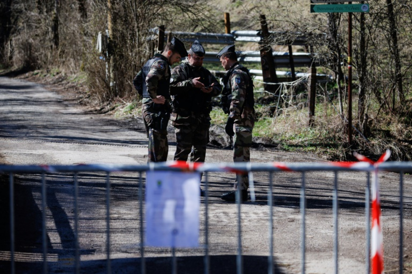 Des gendarmes lors de nouvelles recherches autour du village du Haut-Vernet après la découverte d'ossement du petit Emile porté disparu l'été dernier, le 2 avril 2024 dans les Alpes-de-Haute-Provence © CLEMENT MAHOUDEAU