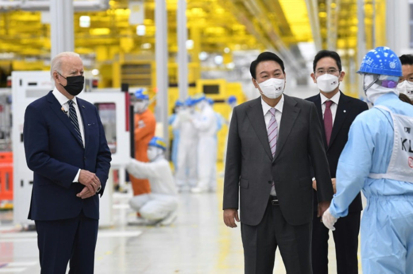 Les présidents américain Joe Biden (g) et sud-coréen Yoon Suk-yeol visitent une usine de semiconducteurs Samsung à Pyeongtaek, dans les environs de Séoul, le 20 mai 2022 © KIM Min-Hee