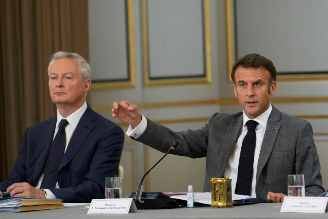 Le président Emmanuel Macron à côté du ministre de l'Économie et des Finances Bruno le Maire à l'Elysée à Paris, le 21 juillet 2023 © Christophe Ena