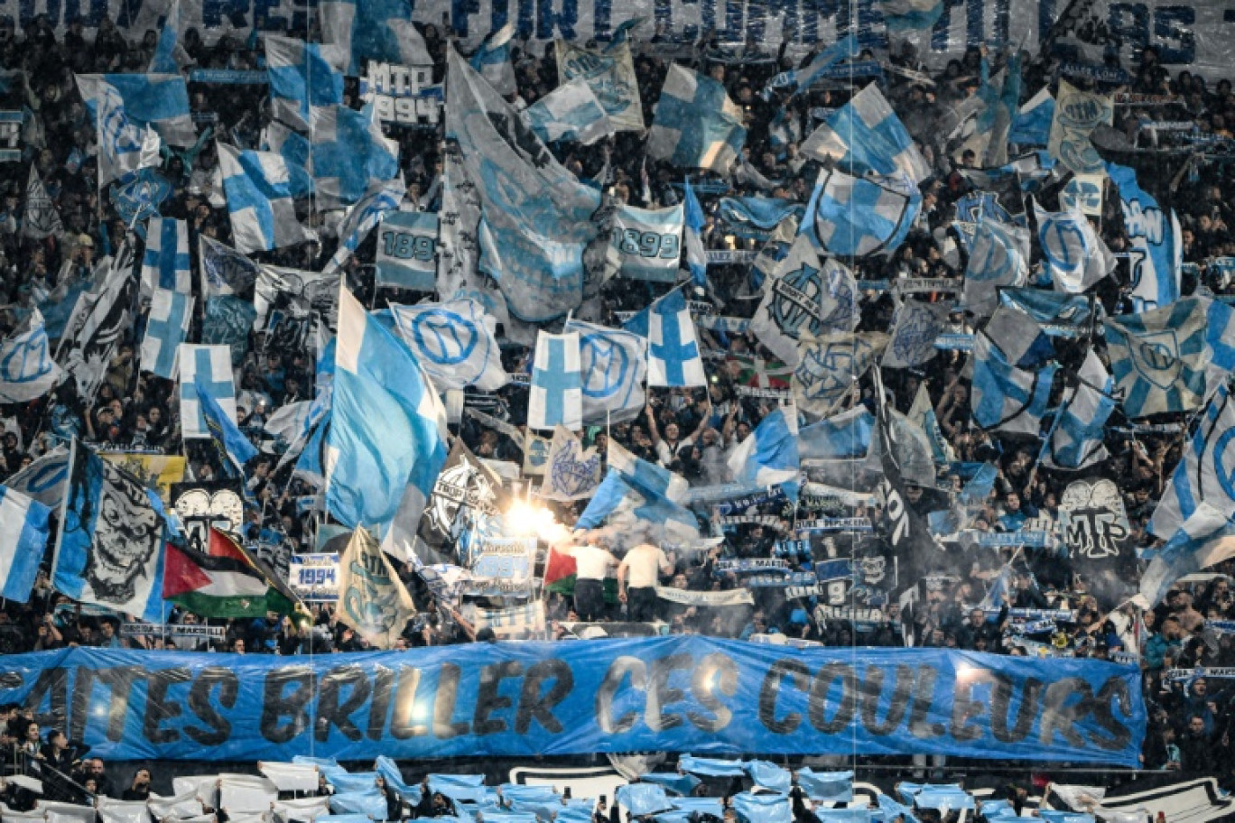 Les supporters de l'Olympique de Marseille déploient banderoles et drapeaux avant le match de Ligue 1 contre le Paris Saint-Germain le 31 mars 2024 au stade Vélodrome à Marseille © CHRISTOPHE SIMON