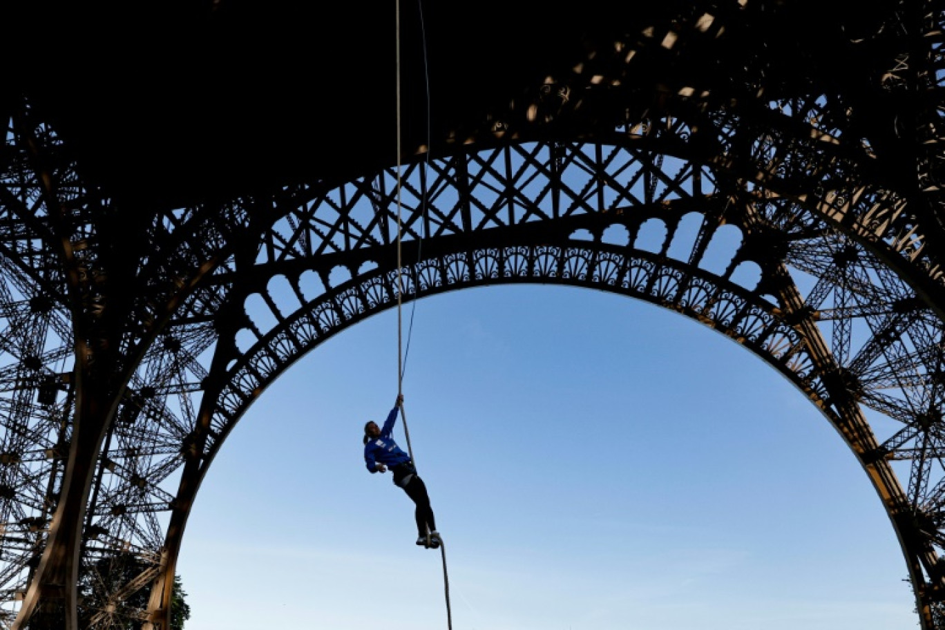 L'athlète française Anouk Garnier grimpe à la corde jusqu'au deuxième étage de la tour Eiffel, signant un nouveau record du monde, le 10 avril 2024 à Paris. © STEPHANE DE SAKUTIN