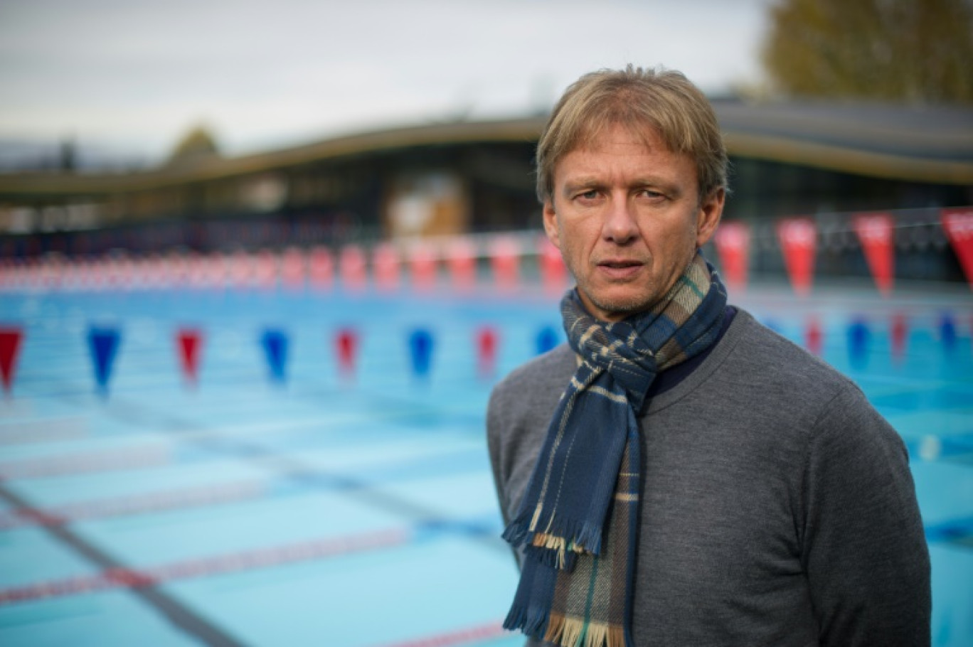 L'entraîneur de natation Lionel Horter pose devant la piscine à Mulhouse, dans le Haut-Rhin, le 17 novembre 2014 © SEBASTIEN BOZON