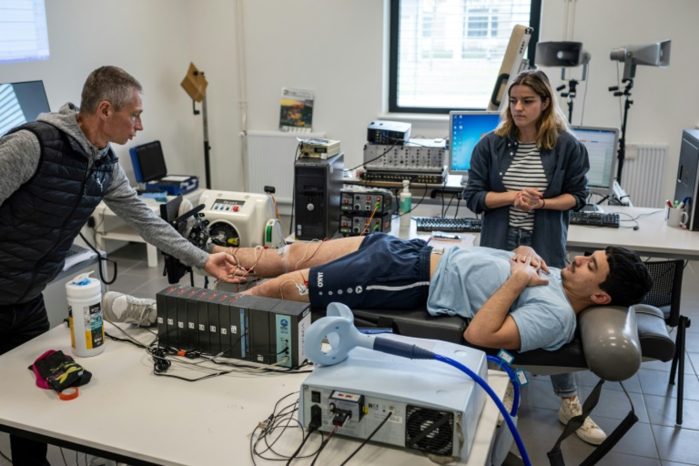 Un athlète passe des tests dans un laboratoire de l'Inserm dédié à l'étude du mouvement, le 9 avril 2024 à Dijon, en Côte-d'Or © ARNAUD FINISTRE