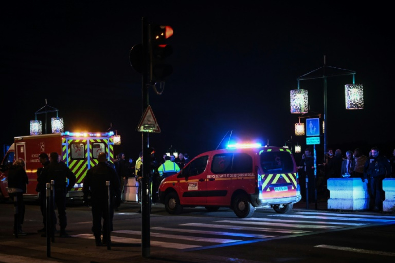 Des policiers et des services d'urgence bouclent une rue après qu'un homme 10 avril 2024 © Philippe Lopez