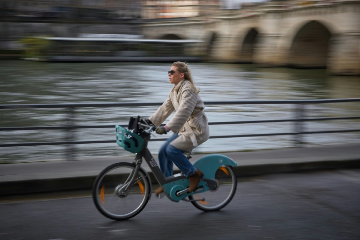 À bicyclette sur les berges de Seine à Paris le mars 28 2024 © Kiran Ridley