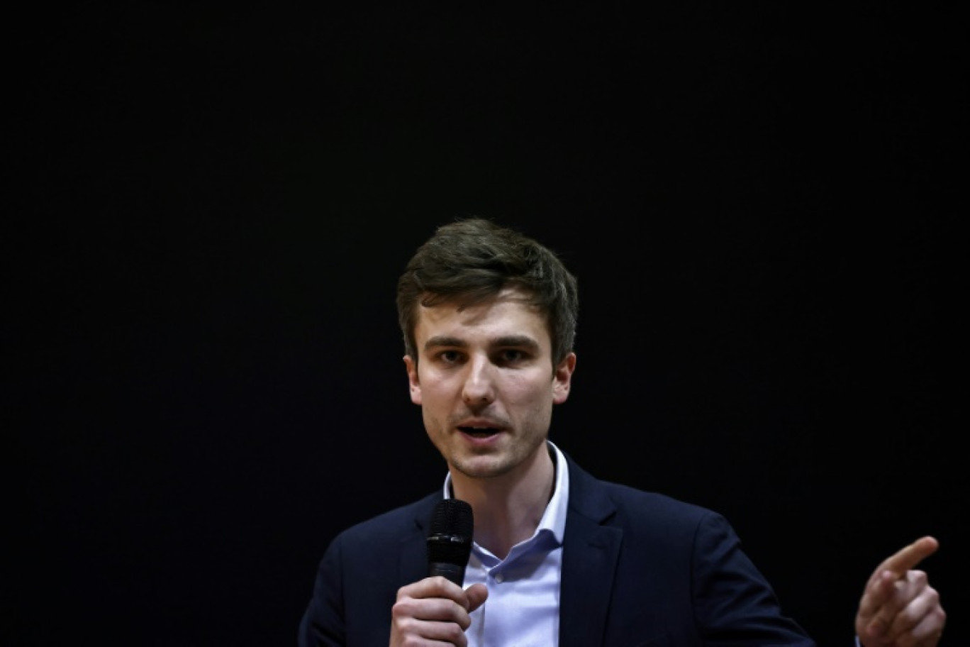 Léon Deffontaines, tête de liste du PCF aux européennes, lors d'une réunion publique à Lille, le 15 mars 2024 dans le Nord © Sameer Al-Doumy