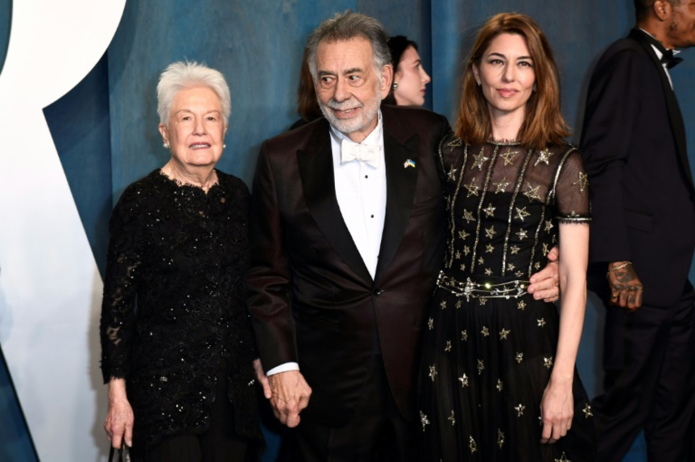 Le réalisateur américain Francis Ford Coppola entouré de sa fille Sophia Coppola et sa femme Eleanor Coppola à Beverly Hills en Californie, le 27 mars 2022 © Patrick T. FALLON