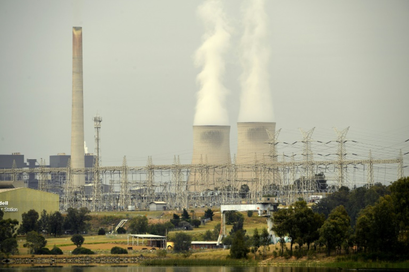 Les tours de refroidissement des centrales électriques de Singleton, à environ 70 km de Newcastle, en Australie, le plus grand port exportateur de charbon au monde, le 4 novembre 2021 © Saeed KHAN