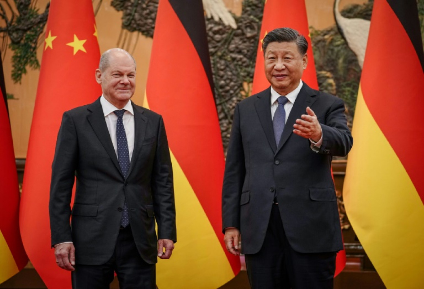 Le président chinois Xi Jinping  (G) accueille le chancelier allemand Olaf Scholz lors d'une visite de ce dernier à Pékin le 4 novembre 2022 © Kay Nietfeld