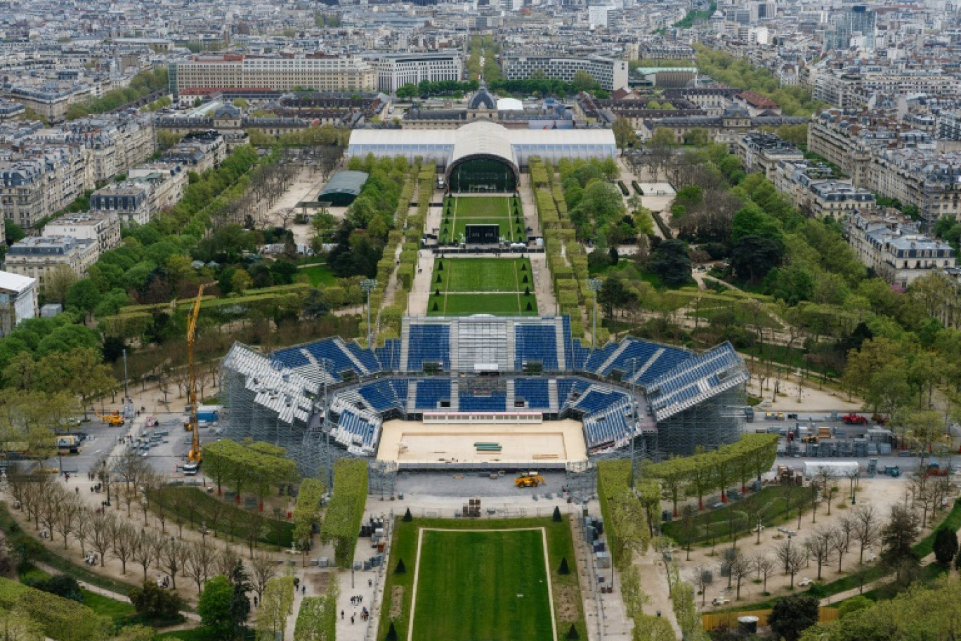 Vue aérienne du Champ-de-Mars et du chantier de construction du Stade de la Tour Eiffel pour les Jeux Olympiques de Paris 2024, le 11 avril 2024 © Dimitar DILKOFF