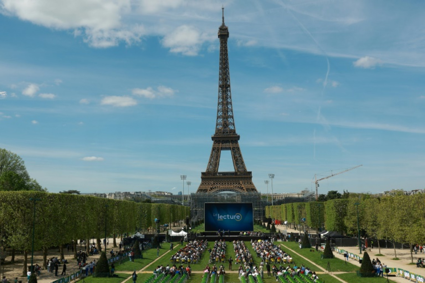 Des centaines de personnes participent le 12 avril 2024 à Paris à la "Grande dictée des Jeux" olympiques 2024 © Emmanuel Dunand