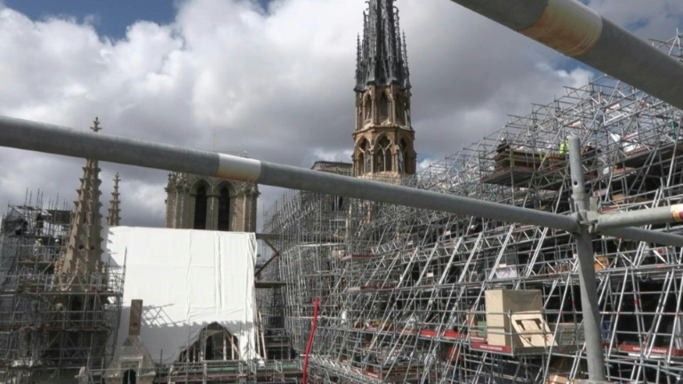 Image tirée d'une vidéo de l'AFP, le 11 avril 2024, montrant la cathédrale Notre-Dame de Paris en cours de restauration, cinq ans après l'incendie qui l'a dévastée © Mathilde BELLENGER