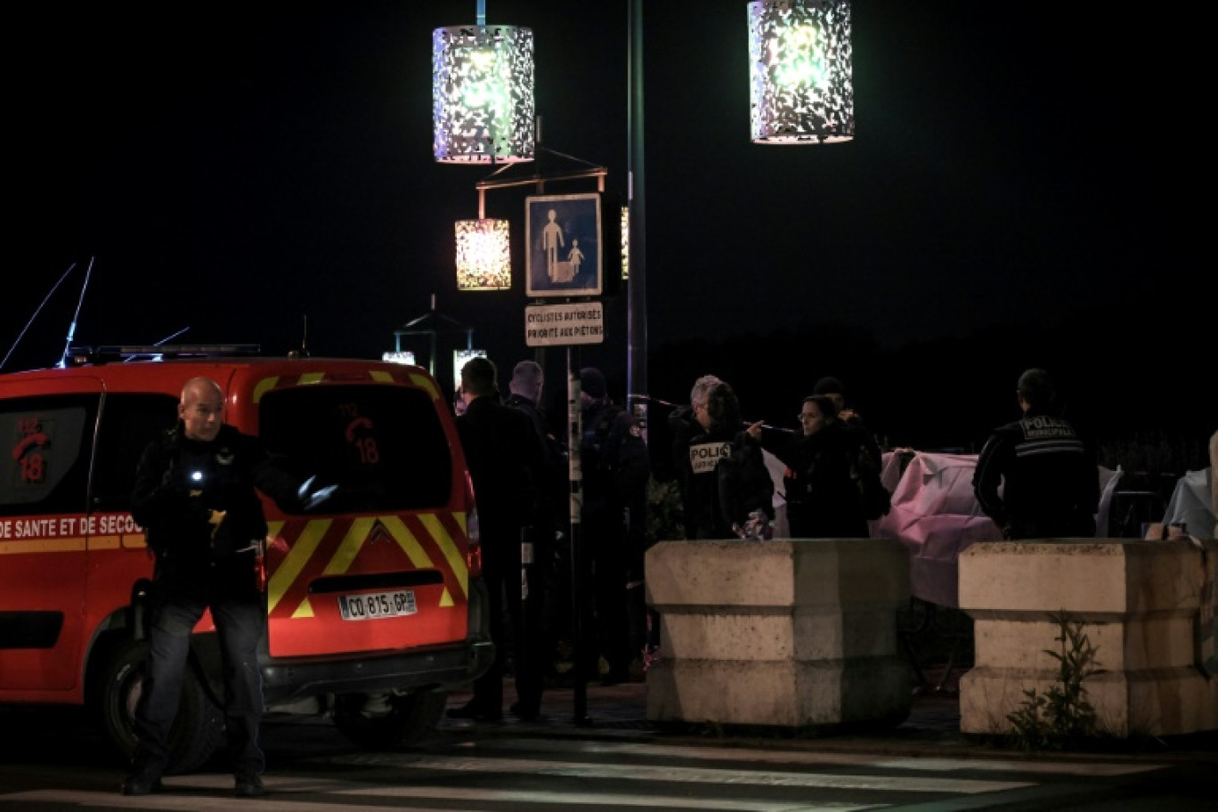 Des policiers bouclent une rue après une agression au couteau qui a fait un mort et un blessé à Bordeaux, le 9 avril 2024 © Philippe Lopez