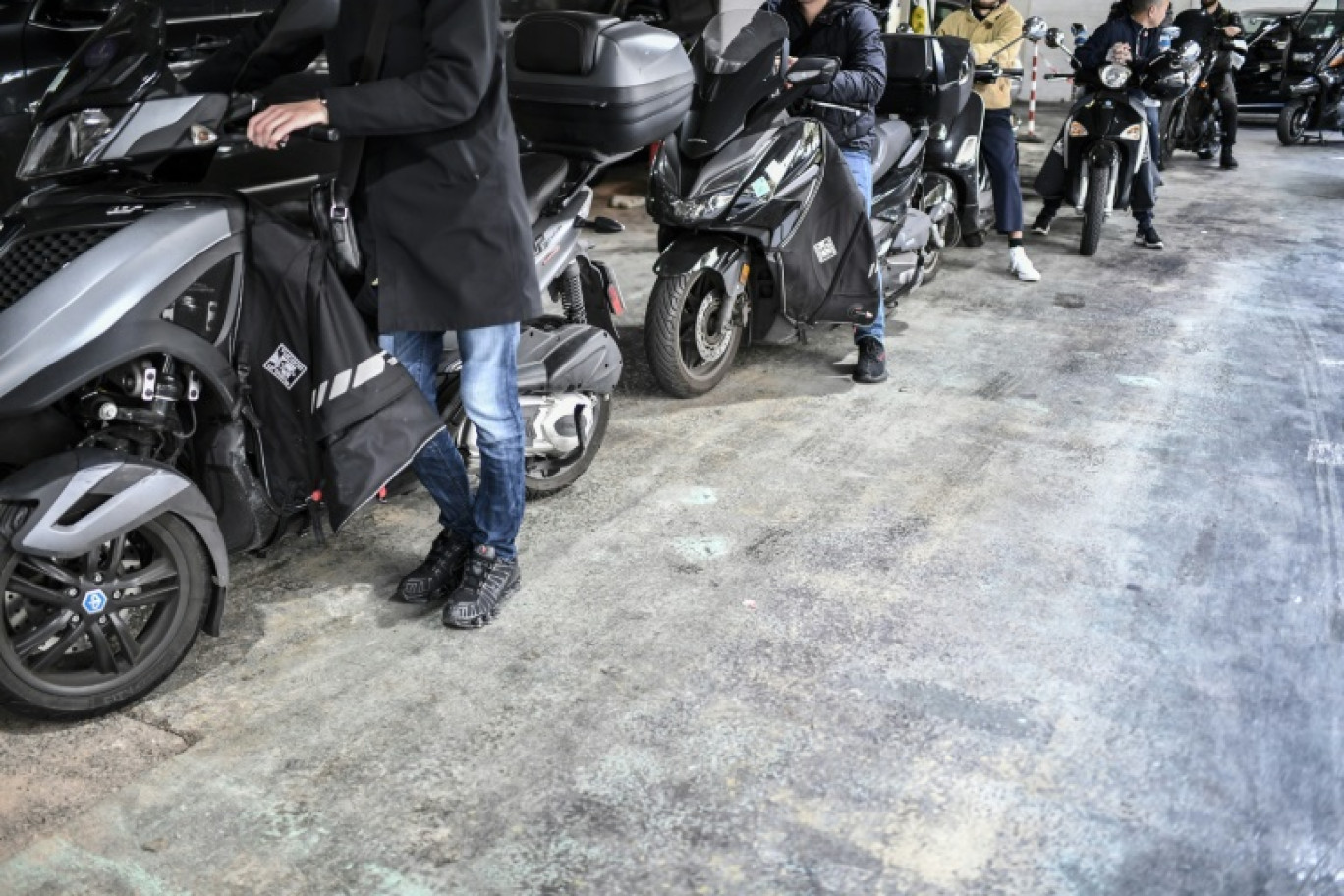 Des deux-roues font la queue dans une station-service à Paris, le 12 octobre 2022 © STEPHANE DE SAKUTIN