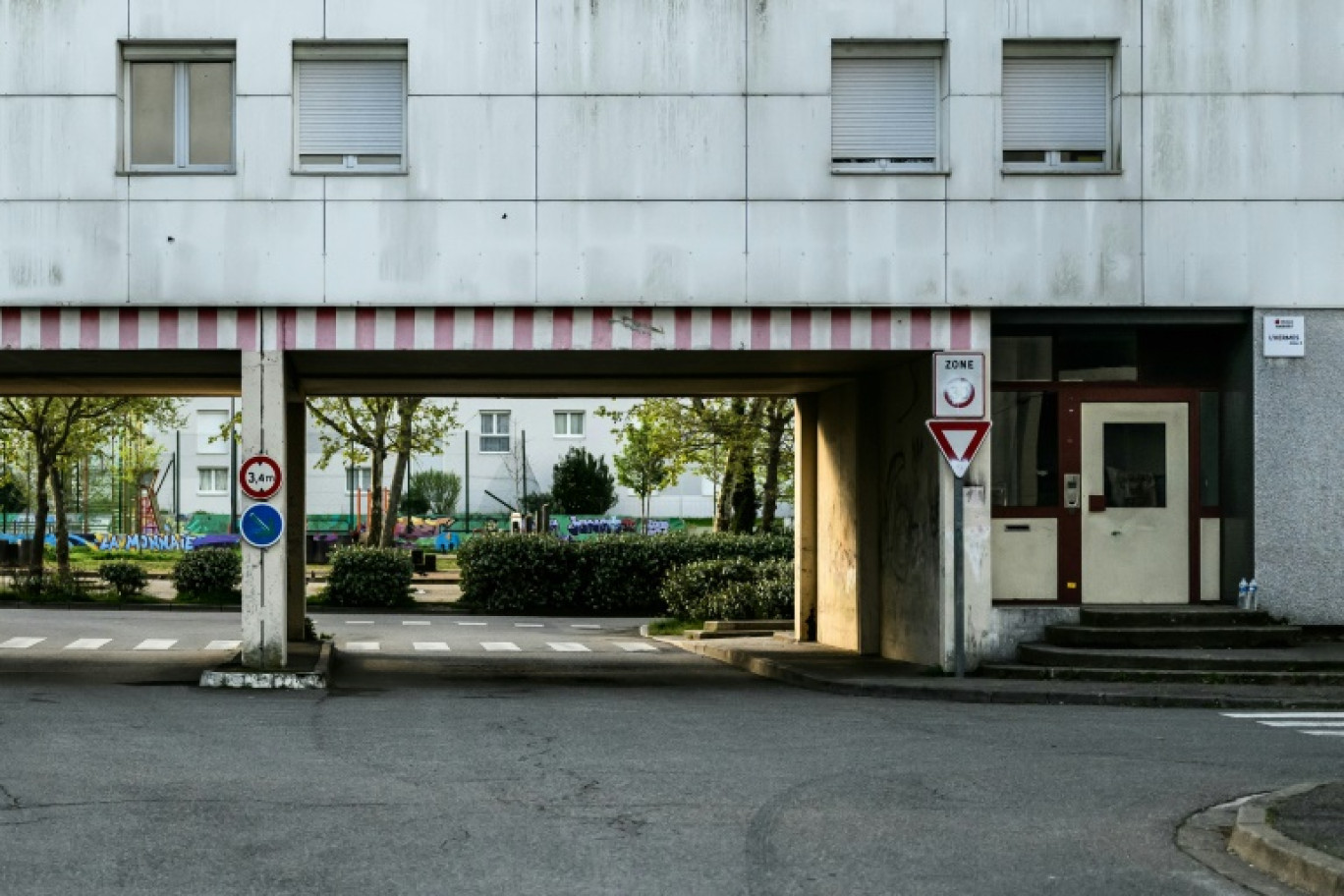 Un bâtiment du quartier de la Monnaie où un adolescent de 15 ans a été poignardé, le 10 avril 2024 à Romans-sur-Isère, dans la Drôme © JEFF PACHOUD