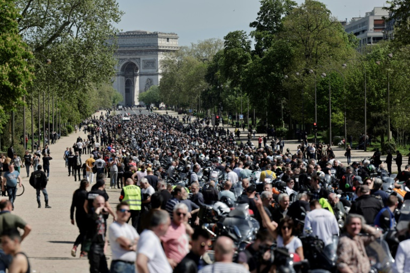 Une manifestation de motards opposés au contrôle technique, avenue Foch à Paris, le 13 avril 2024 © STEPHANE DE SAKUTIN