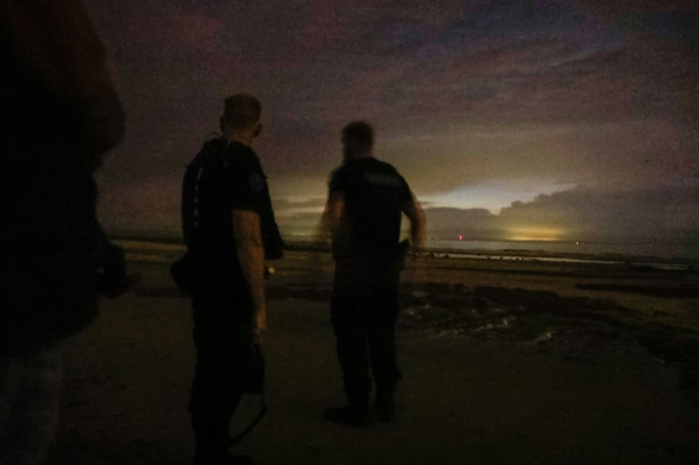 Des gendarmes en patrouille sur une plage de Tardinghen, près de Calais, pour empêcher les migrants de prendre la mer pour traverser illégalement vers la Grande-Bretagne, le 13 août 2020 © Sameer Al-DOUMY