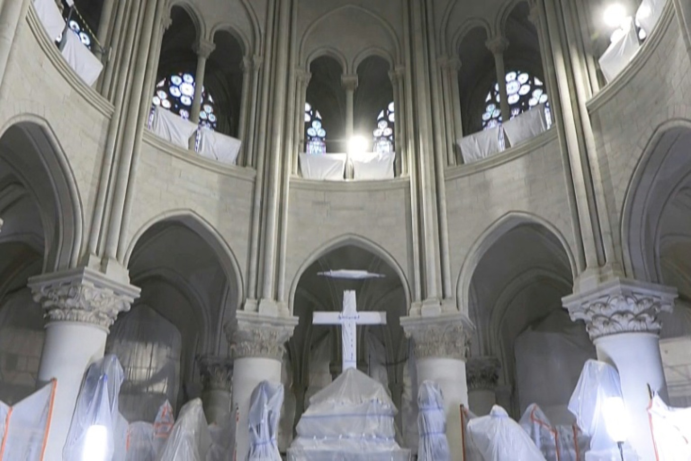 Image tirée d'une vidéo de l'AFP, le 11 avril 2024, montrant les éléments du choeur protégés pendant les travaux de restauration de la cathédrale Notre-Dame de Paris, cinq ans après l'incendie qui l'a dévastée © Mathilde BELLENGER