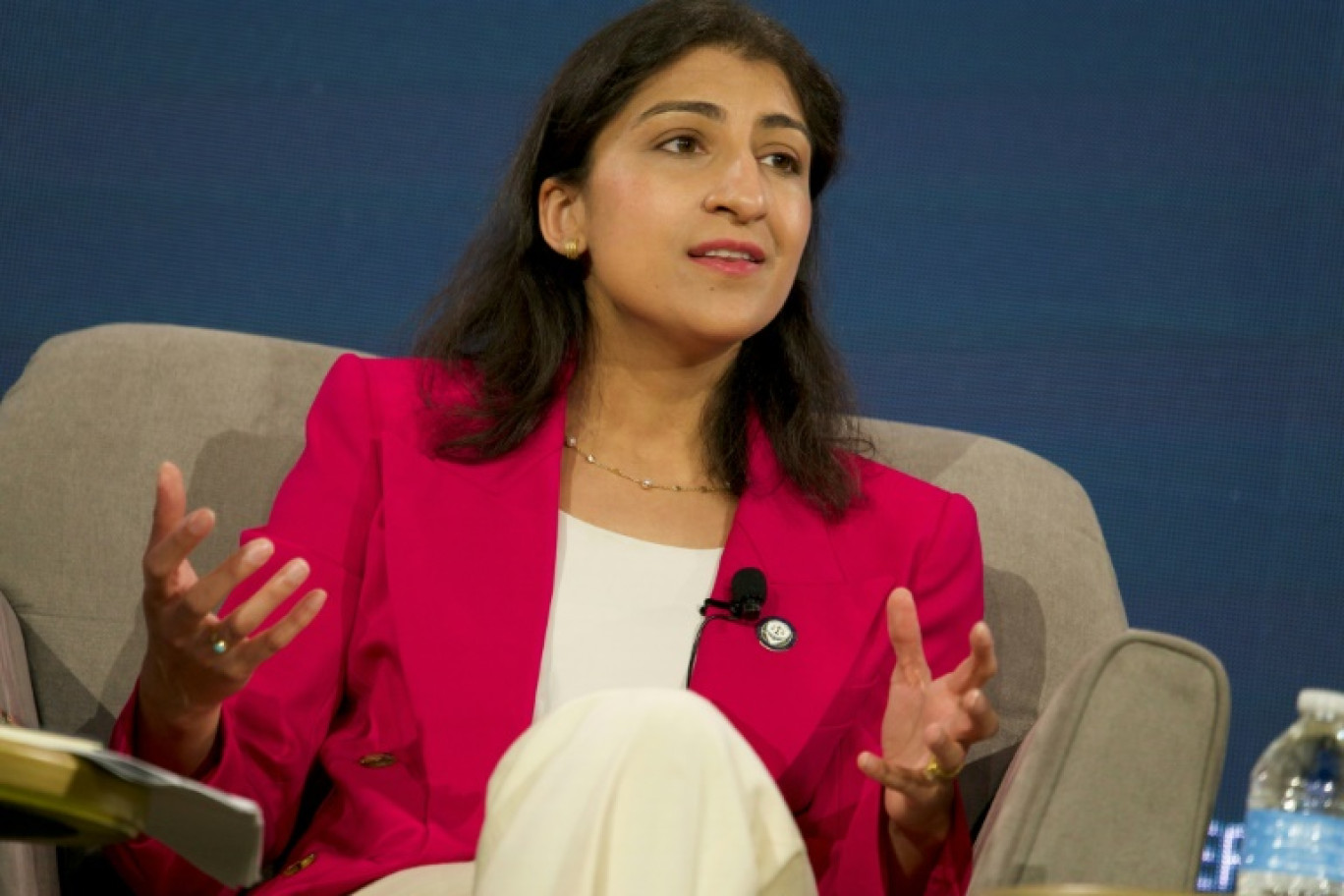 Lina Khan, présidente l'Agence fédérale de la concurrence (FTC), à Washington, le 12 avril 2024 © Bastien INZAURRALDE