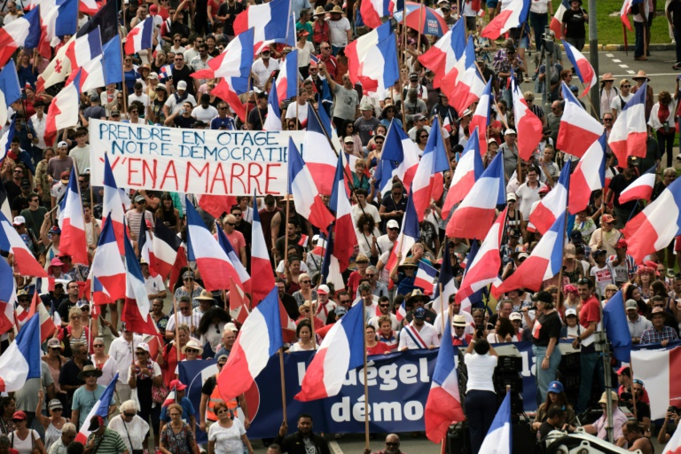 Des manifestants loyalistes à Nouméa, le 13 avril 2024 © Theo Rouby