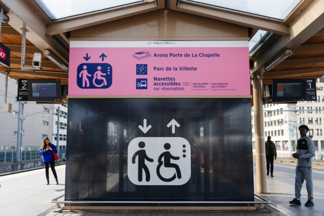 La nouvelle signalétique dédiée aux Jeux Olympiques et Paralympiques de Paris 2024, à la gare de banlieue Rosa Parks à Paris, le 20 mars 2024 © Dimitar DILKOFF