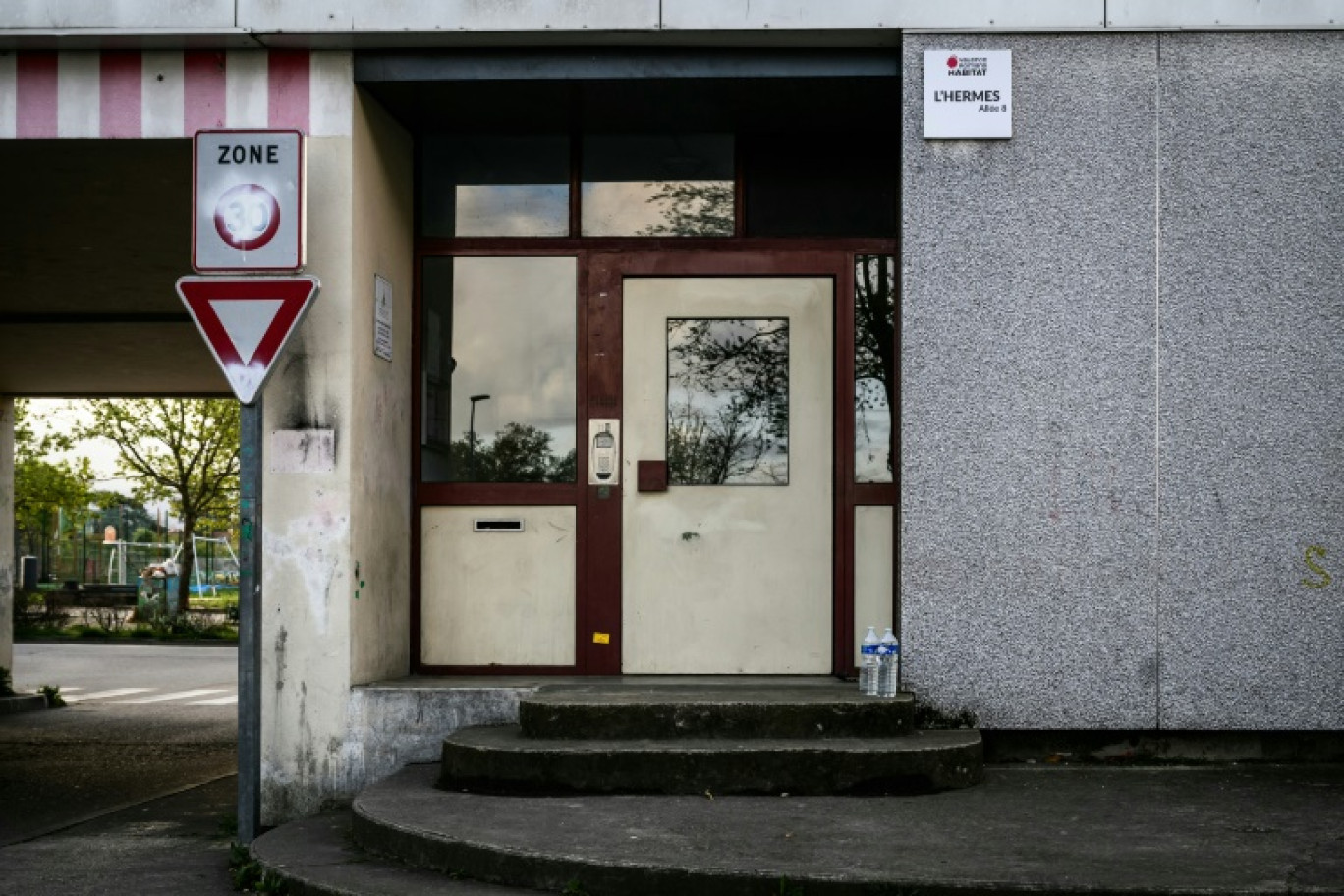 L'entrée du bâtiment où un adolescent de 15 ans a été poignardé, le 10 avril 2024 à Romans-sur-Isère, dans la Drôme © JEFF PACHOUD