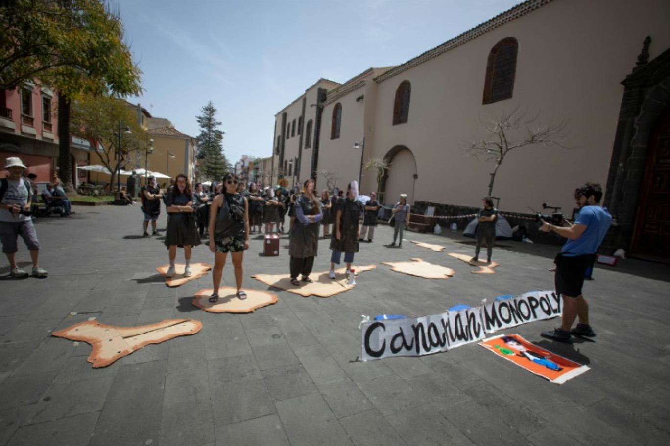 Des membres du collectif  "Canarias se agota" ("Les Canaries s'épuisent") manifestent à La Laguna sur l'île de Ténérife, contre la construction de deux complexes hôteliers dans cette île qui est la principale de l'archipel espagnol. Photo prise le 13 avril 2024 © DESIREE MARTIN