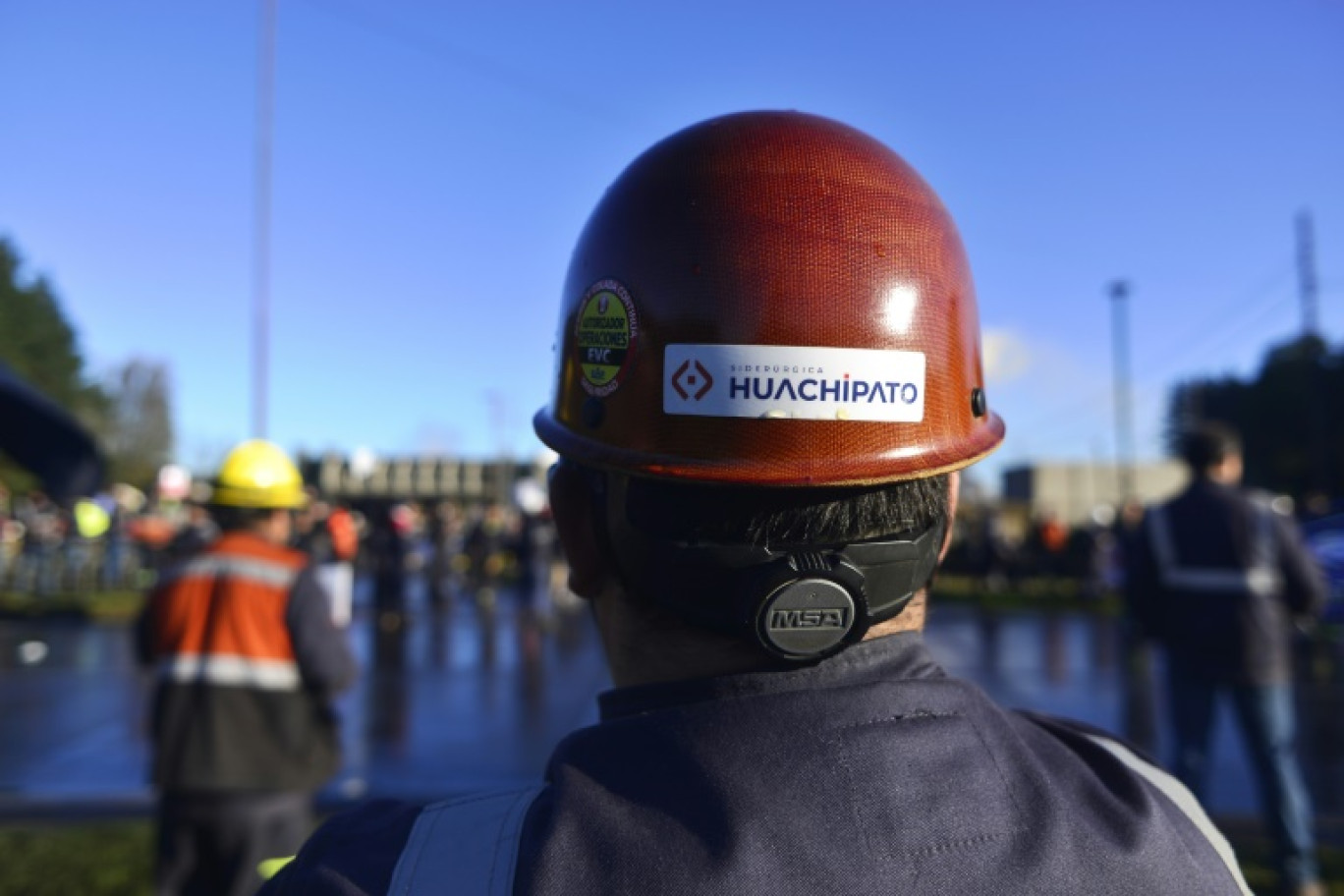 Des métallurgistes protestent contre la fermeture éventuelle de l'usine de Huachipato dans la ville de Talcahuano, au Chili, le 4 avril 2024 © GUILLERMO SALGADO