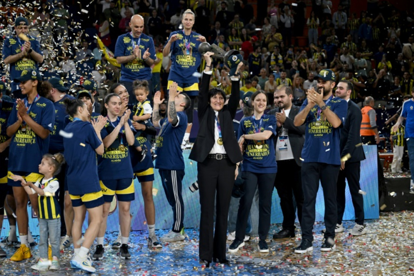 Valérie Garnier (au centre), coach de Fenerbahçe et ex-sélectionneuse de l'équipe de France de basket, brandit le trophée de l'Euroligue féminine après la victoire du club turc face à Villeneuve d'Ascq, le 14 avril 2024 à Mersin © OZAN KOSE