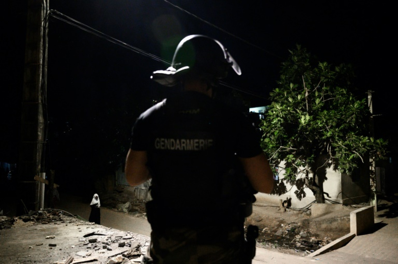 Un gendarme lors de la première opération contre l'habitat insalubre, l'immigration illégale et la délinquance regroupées à Mayotte, baptisée Wuambushu, Mamoudzou, le 21 avril 2023 © Philippe LOPEZ