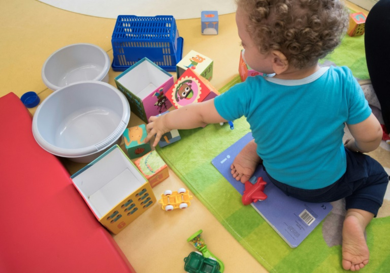 Un enfant joue dans une crèche à Paris, le 12 octobre 2018 © Thomas SAMSON