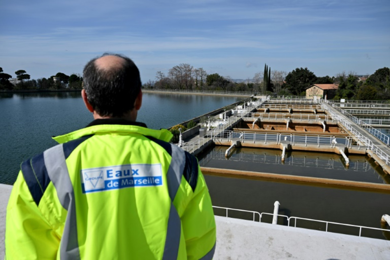 Un employé inspecte les bassins du centre de production d'eau potable de Sainte-Marthe, le 15 mars 2024 à Marseille © Nicolas TUCAT