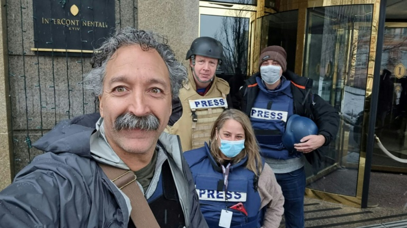 Le caméraman Pierre Zakrzewski (G) avec des collègues devant l'hôtel Intercontinental de Kiev sur une photo non datée de Fox news qui a annoncé sa mort le 14 mars 2022 © -