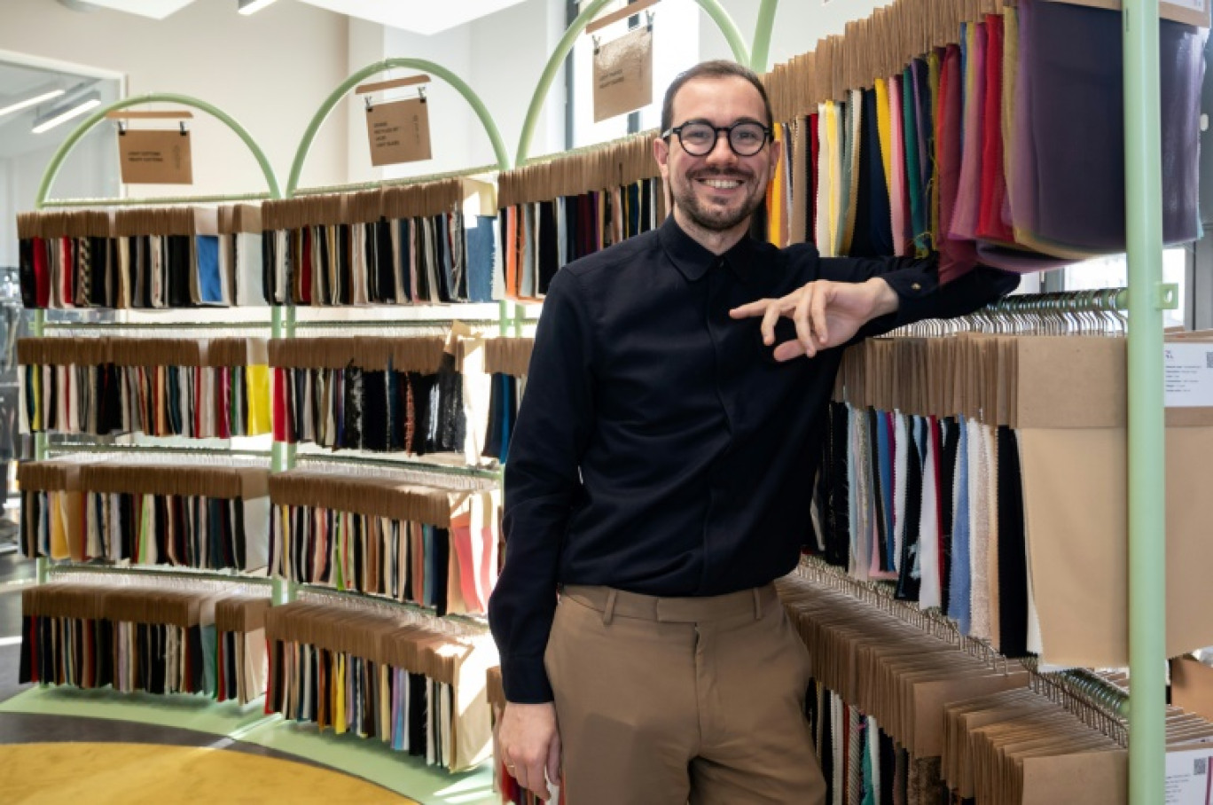 Romain Brabo, co-fondateur de Nona Source, plateforme en ligne et showroom revendant des tissus non utilisés par les grandes maisons de luxe du groupe LVMH, le 14 mars 2024 à Paris © BERTRAND GUAY